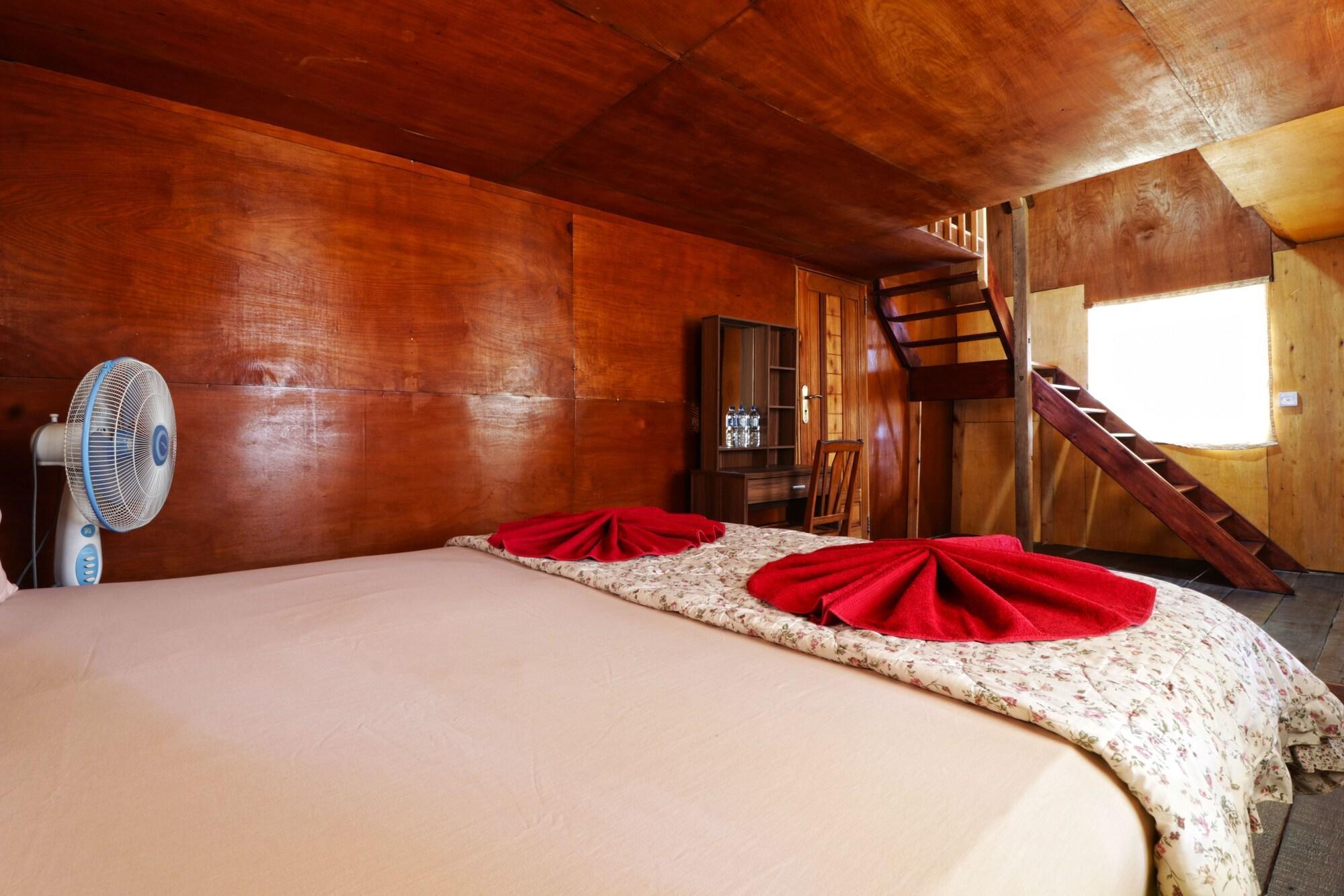 Tuk Tuk Timbul Bungalows Exterior photo